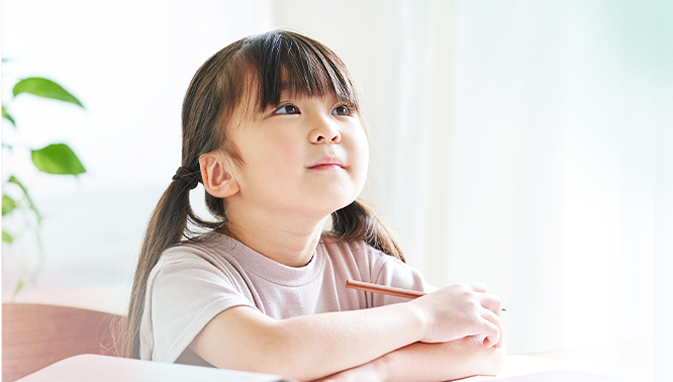 AIとの対話や豊かな表現活動を楽しみながら、「自分で考え伝える力」を育みます。