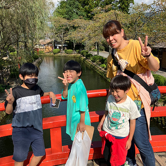 【ユーザーの声】 KIKASETEは親に無駄なストレスがないのが魅力！男の子3人兄弟で寝る前にKIKASETEをするのが、毎日のルーティンに